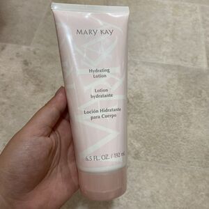 MARY KAY Hydrating Lotion 6.5 Fl oz / 192mL SEALED NEW Leaves skin soft & smooth